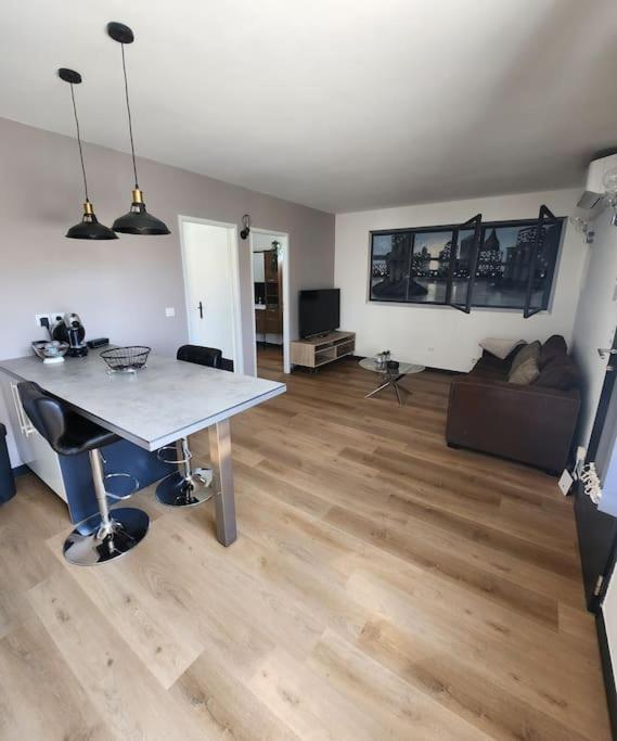 40 M 2 Apartment *